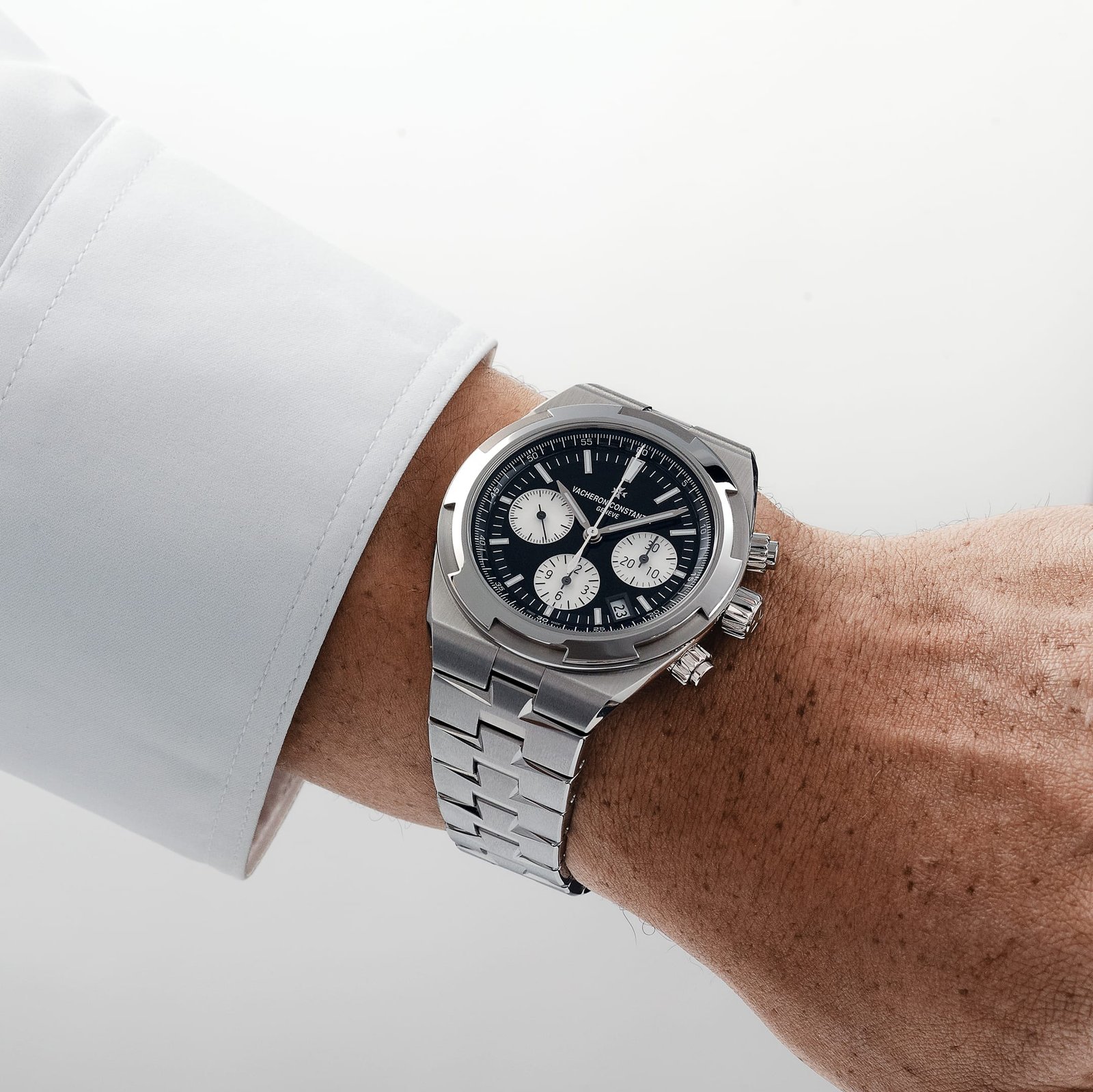 Vacheron Constantin Overseas Chronograph 5520V/210A-B481 Stainless Steel Black Dial (2026) - Image 2