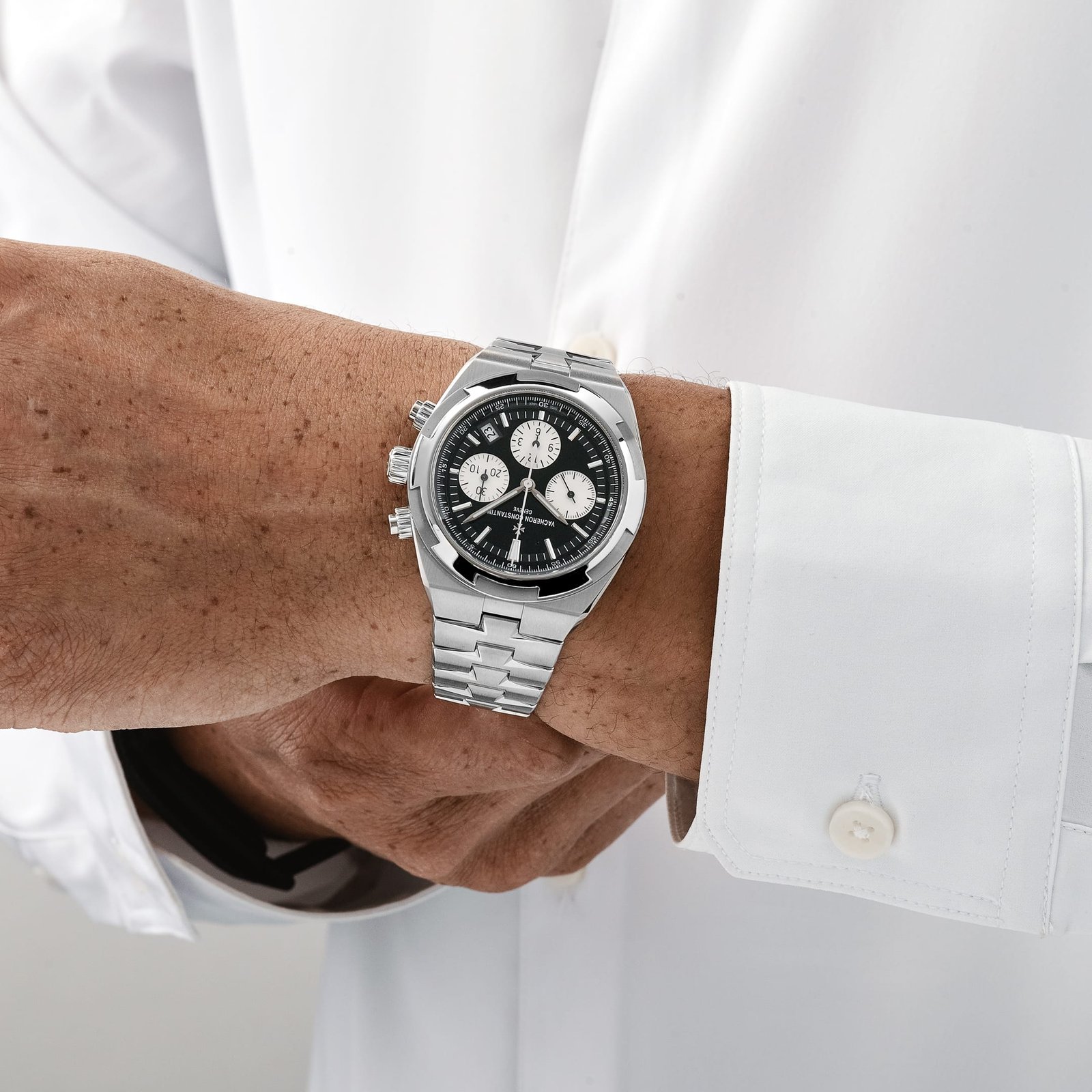 Vacheron Constantin Overseas Chronograph 5520V/210A-B481 Stainless Steel Black Dial (2026) - Image 3